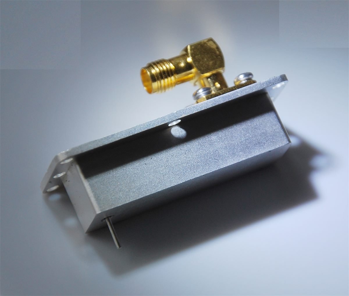 Custom dielectric RF filter by Anstar Elec with compact microwave structure
