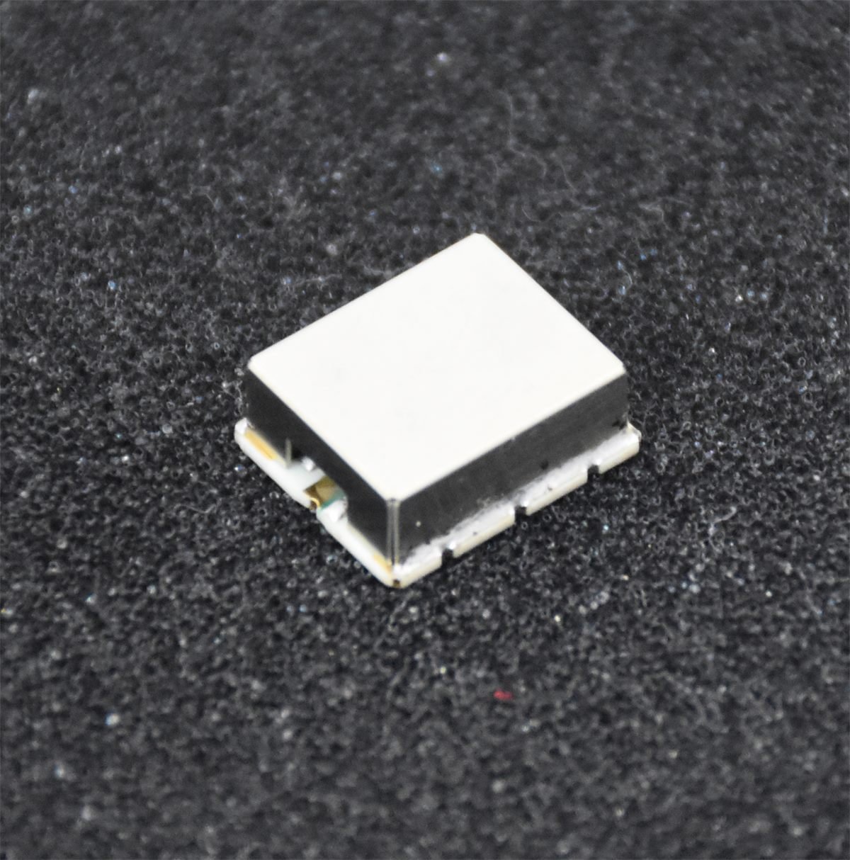 Custom dielectric RF filter by Anstar Elec with compact microwave structure